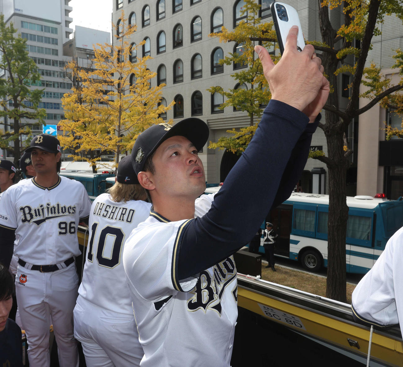 23日、大阪・御堂筋での優勝パレードで写真を撮るオリックス黒木
