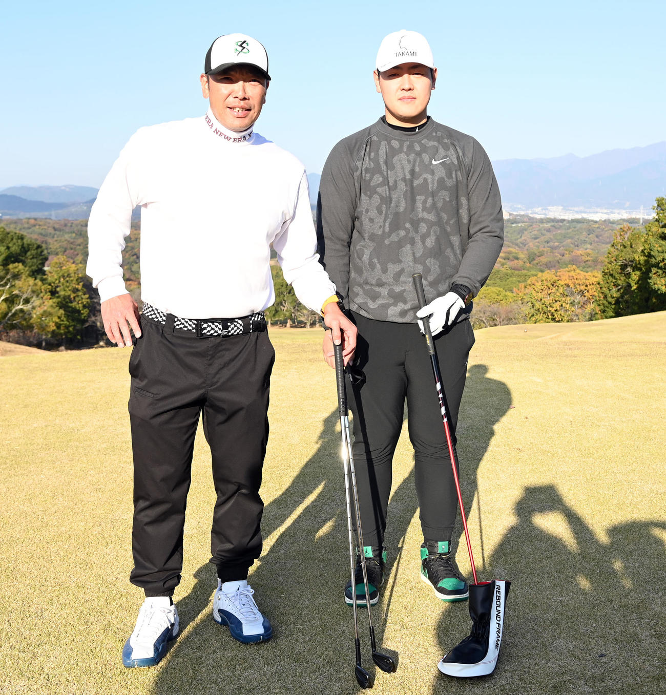 納会ゴルフのスタート前、岡本和（右）と記念撮影をする巨人阿部監督（撮影・たえ見朱実）