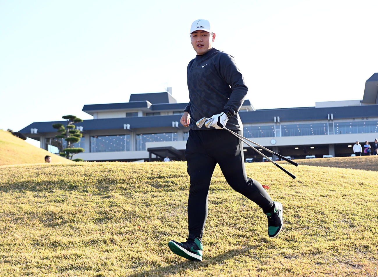 スタートする巨人岡本和（撮影・たえ見朱実）