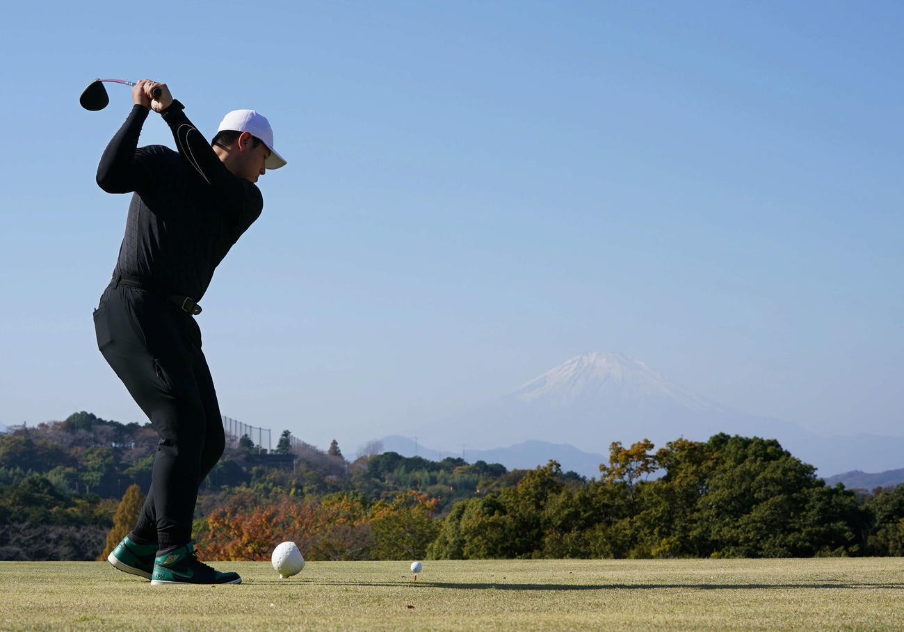 豪快なショットを放つ巨人岡本和（撮影・たえ見朱実）