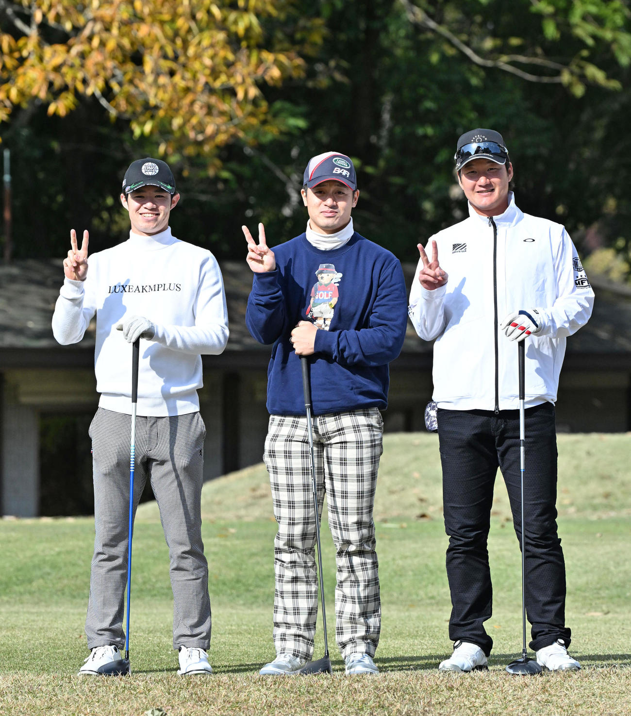 ラウンドを楽しむ（左から）中野、坂本、渡辺（撮影・石井愛子）
