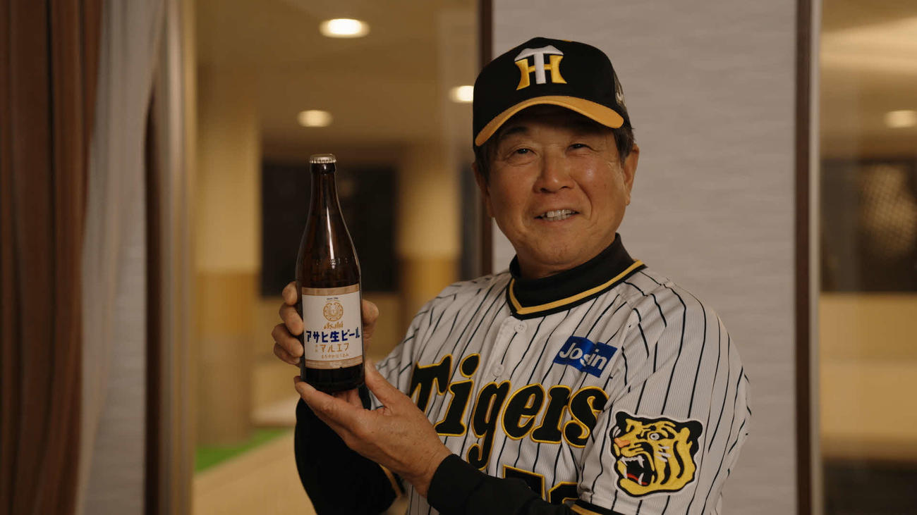 アサヒビールPR動画に出演する阪神平田ヘッドコーチ（アサヒビール提供）