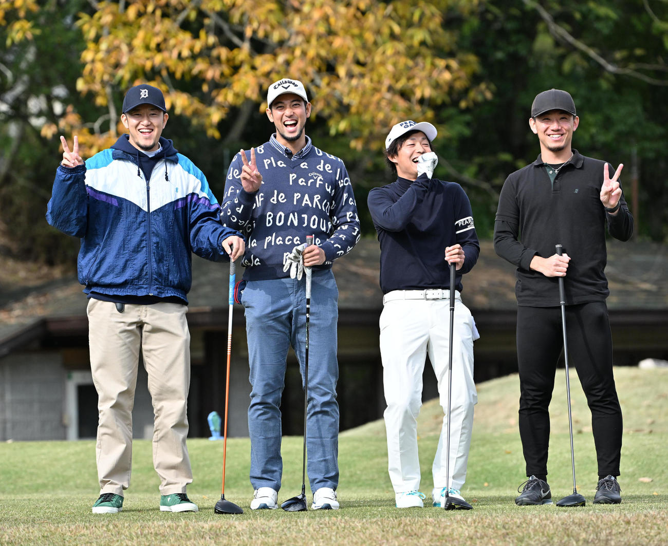 ラウンドを楽しむ（左から）岩貞、加治屋、島本、伊藤将（撮影・石井愛子）