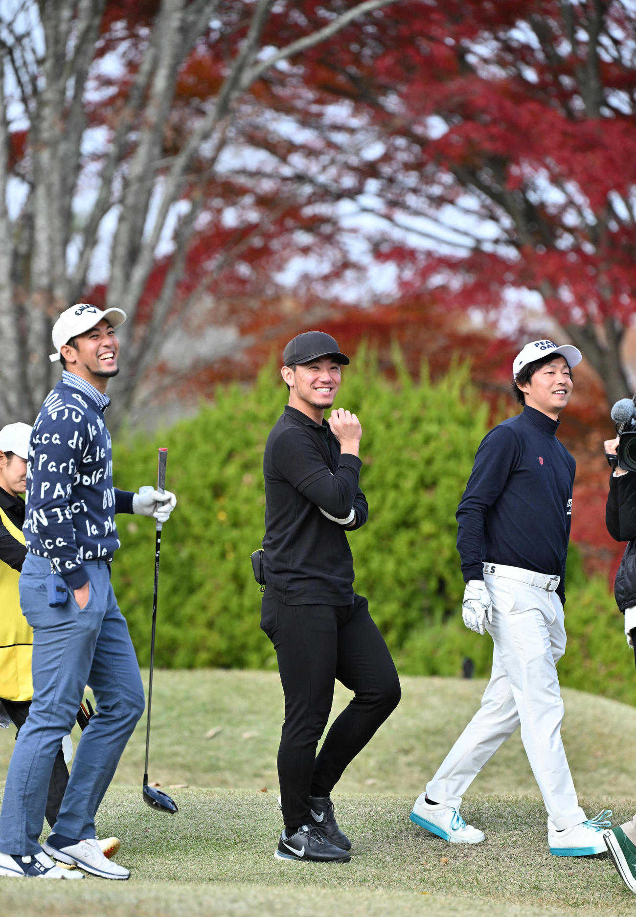 ラウンドを楽しむ（左から）加治屋、伊藤将、島本（撮影・石井愛子）