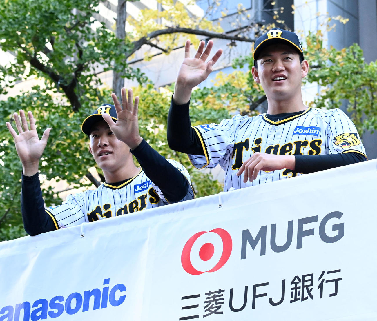 ファンの声援に応える及川（右）と富田（2023年11月23日撮影）