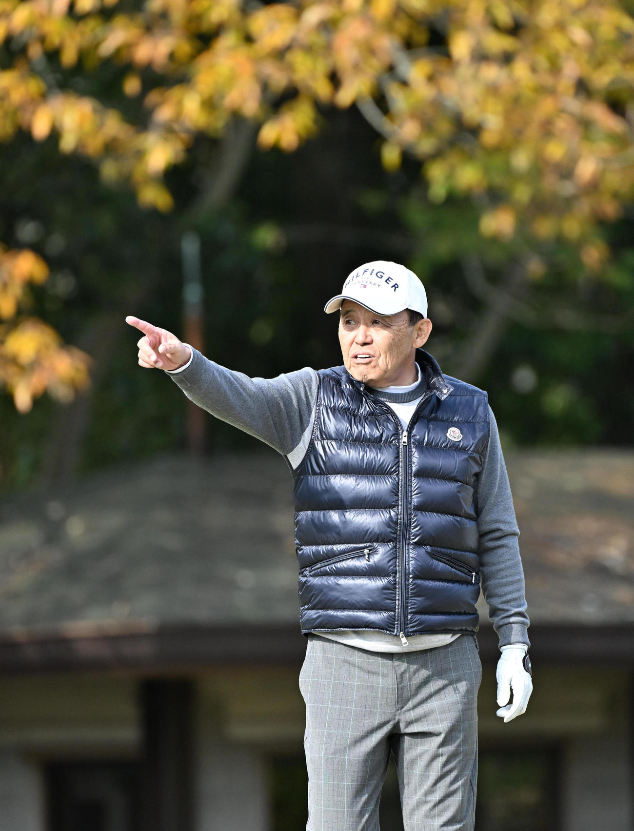 ラウンドを楽しむ岡田監督（撮影・石井愛子）