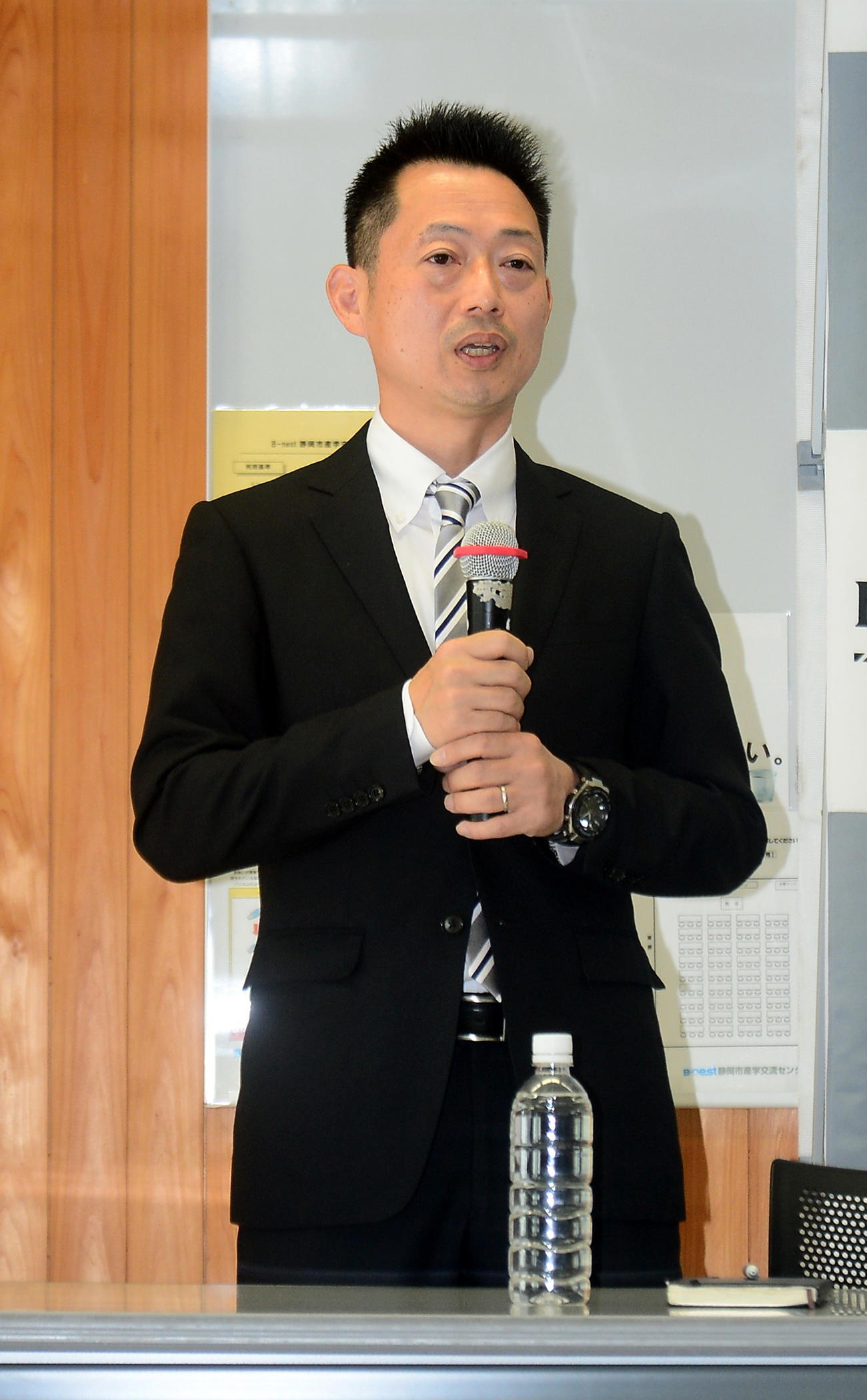 ハヤテ223の球団社長に就任した池田氏は、会見で意気込みを語る