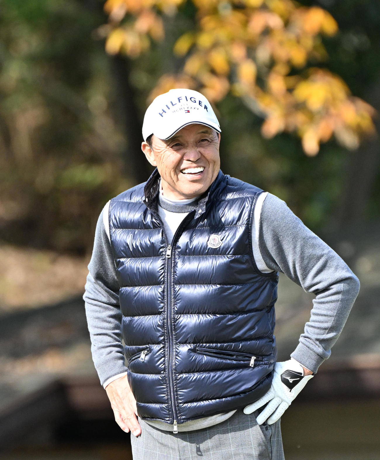 ラウンドを楽しむ岡田監督（撮影・石井愛子）