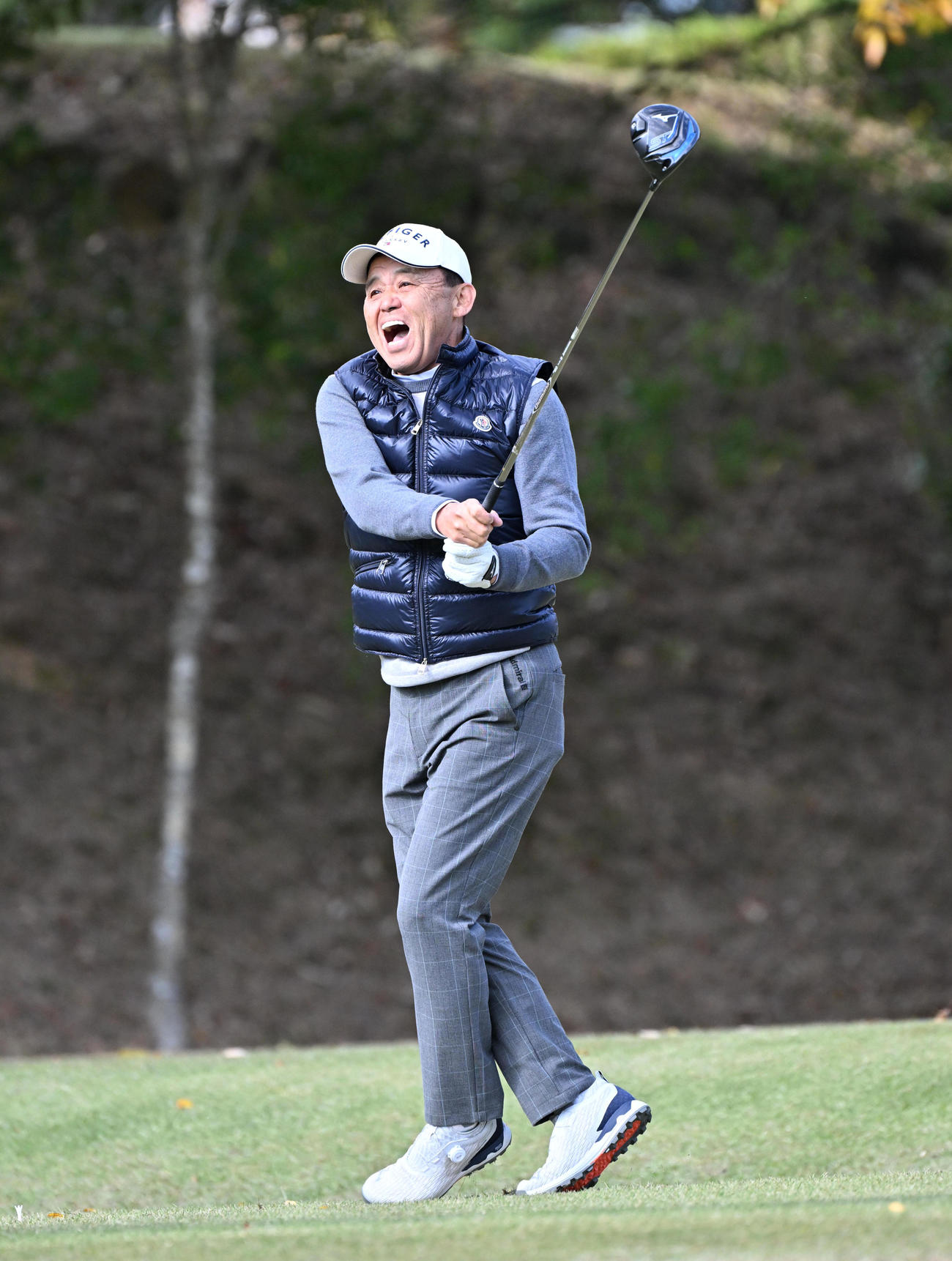 ティーショットを放ち驚いたような表情を浮かべる阪神岡田監督（撮影・石井愛子）
