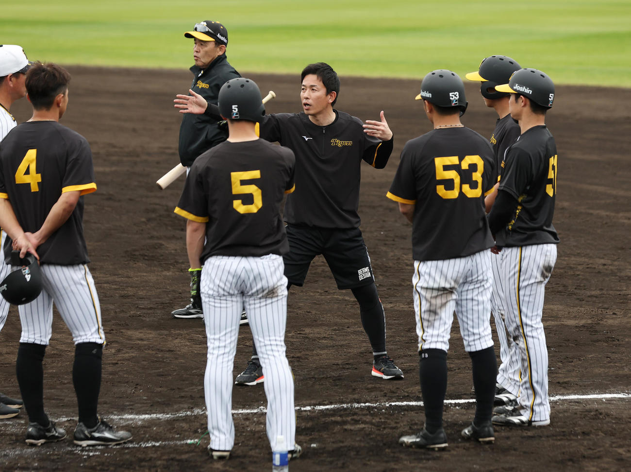 2月4日、走塁指導する赤星臨時コーチ（中央）。後方は岡田監督