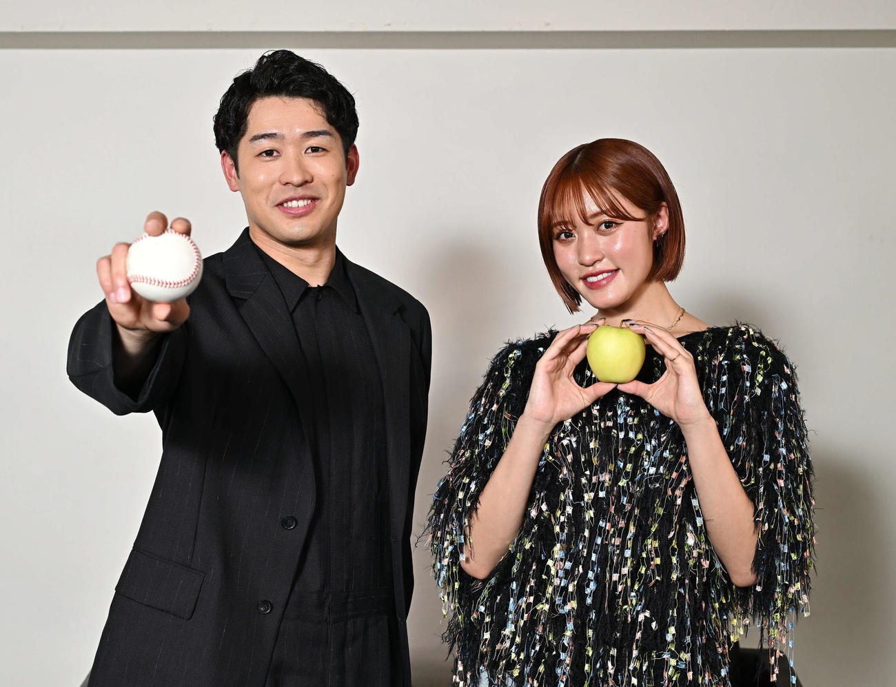 地元青森のテレビ番組の収録を終え、写真に納まるロッテ種市（左）と王林（撮影・滝沢徹郎）