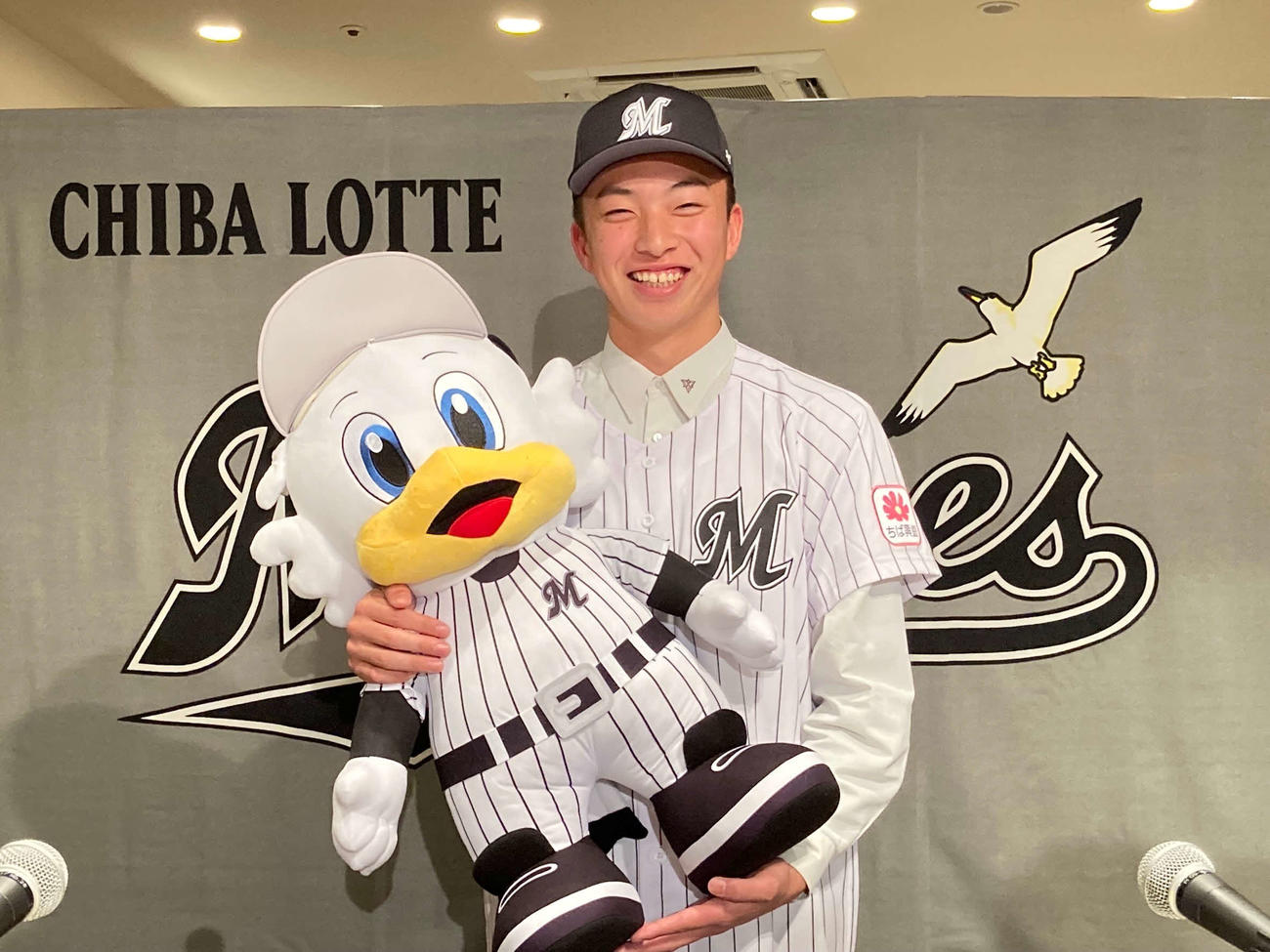 契約会見を行った育成ドラフト1位の星稜・武内（球団提供）