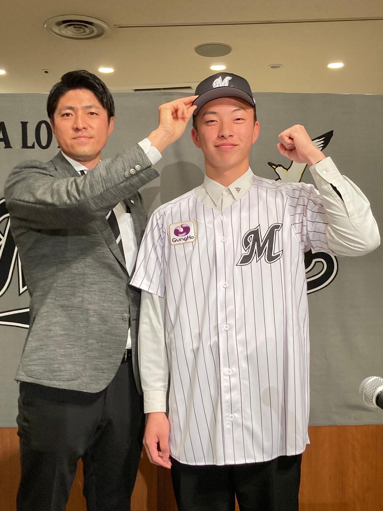 契約会見を行った田中担当スカウトと育成ドラフト1位の星稜・武内（右）（球団提供）