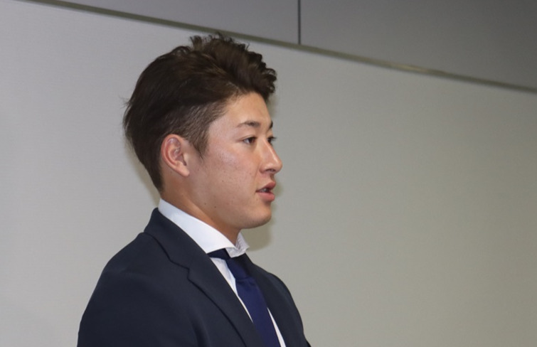 トレードでのオリックス移籍が決まり札幌市内で取材対応する日本ハム吉田（撮影・永野高輔）