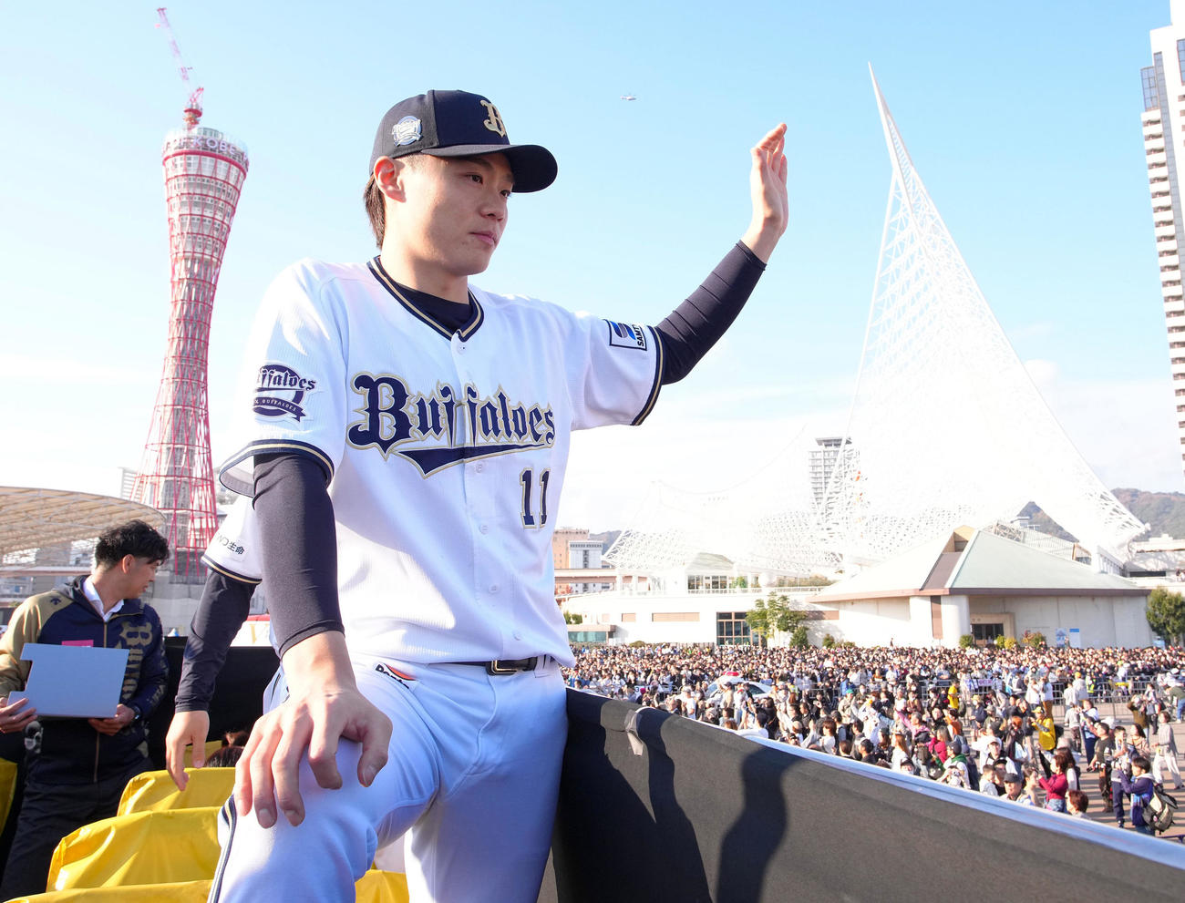 2023年11月23日、オリックスVパレードでバスから手を振るオリックス山崎福