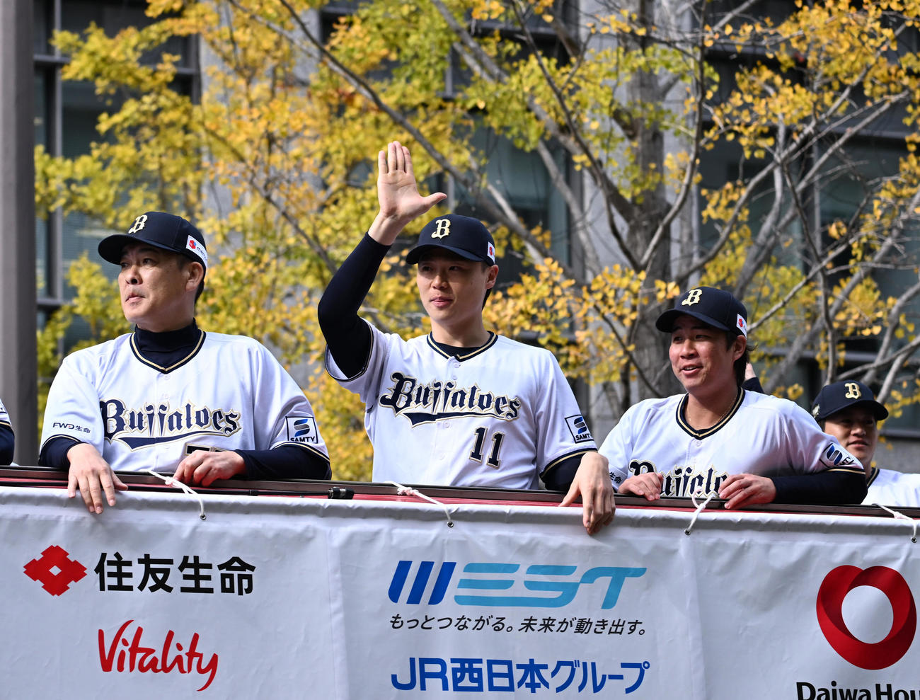 大阪御堂筋をパレードする左からオリックス厚沢コーチ、山崎福、山足（撮影・清水貴仁）