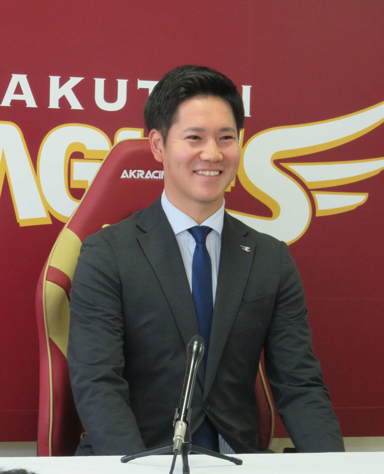 契約更改を終え、笑顔で会見に臨む楽天鈴木翔