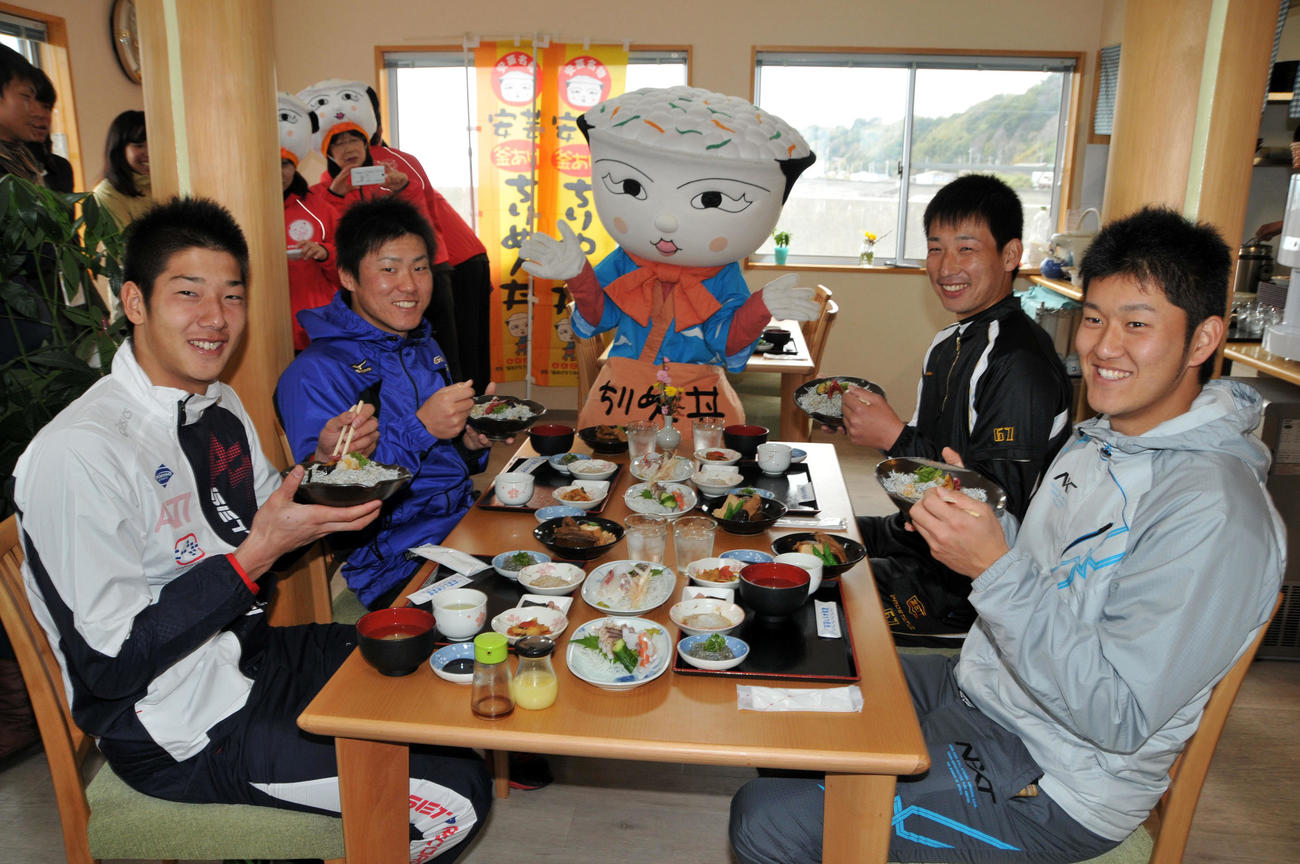 2014年2月6日、阪神2軍春季キャンプ・休日　マスコットキャラクターのちりめんドンちゃんとともに安芸名物しらす丼を味わう、左から横田慎太郎さん、陽川尚将、岩崎優、岩貞祐太