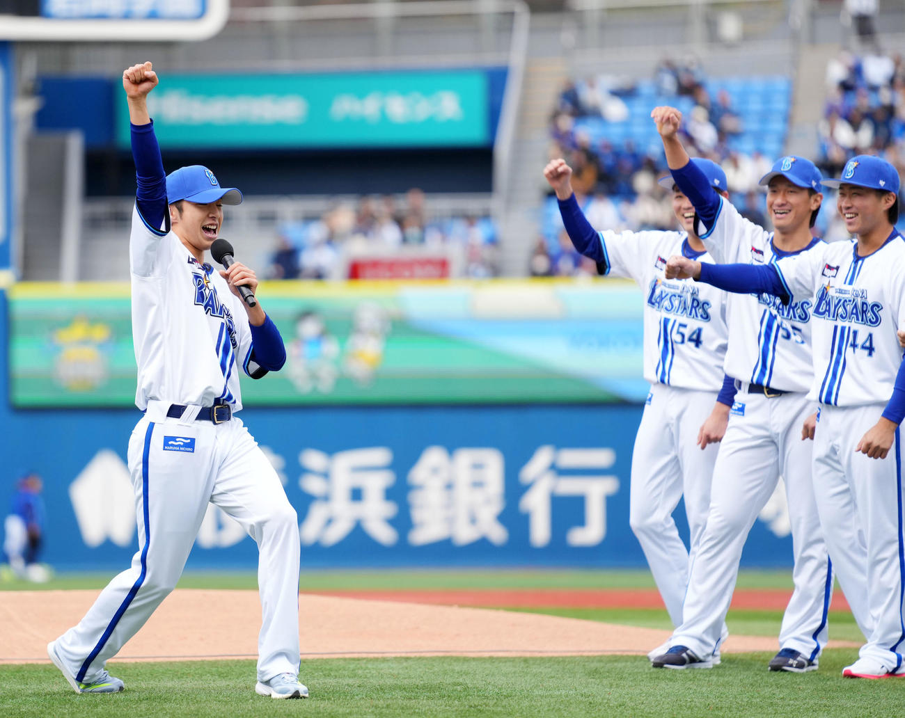 新入団選手紹介で美声を披露するDeNAドラフト1位の度会（左）（撮影・横山健太）