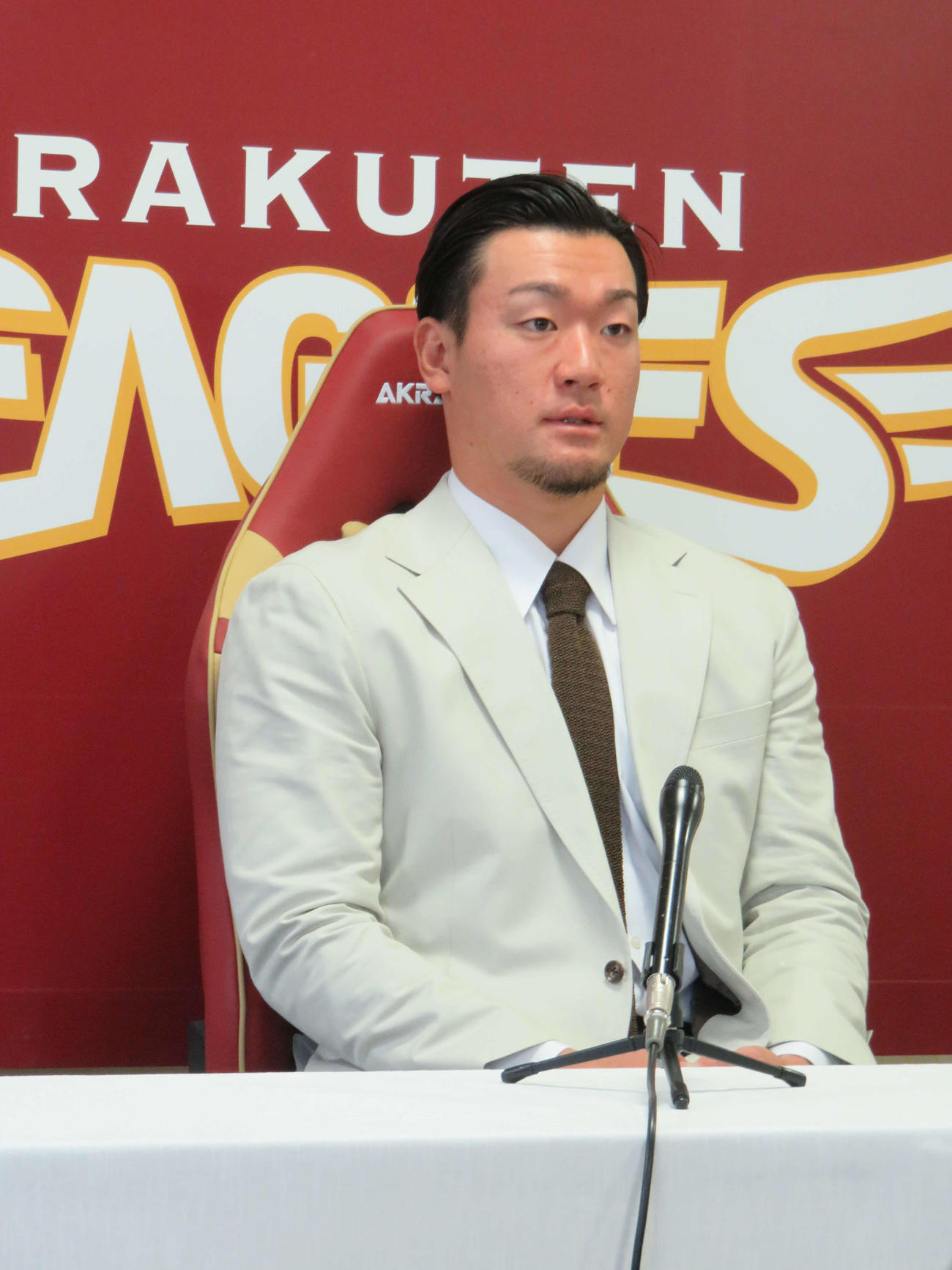 契約更改を終えて会見に臨む楽天安田