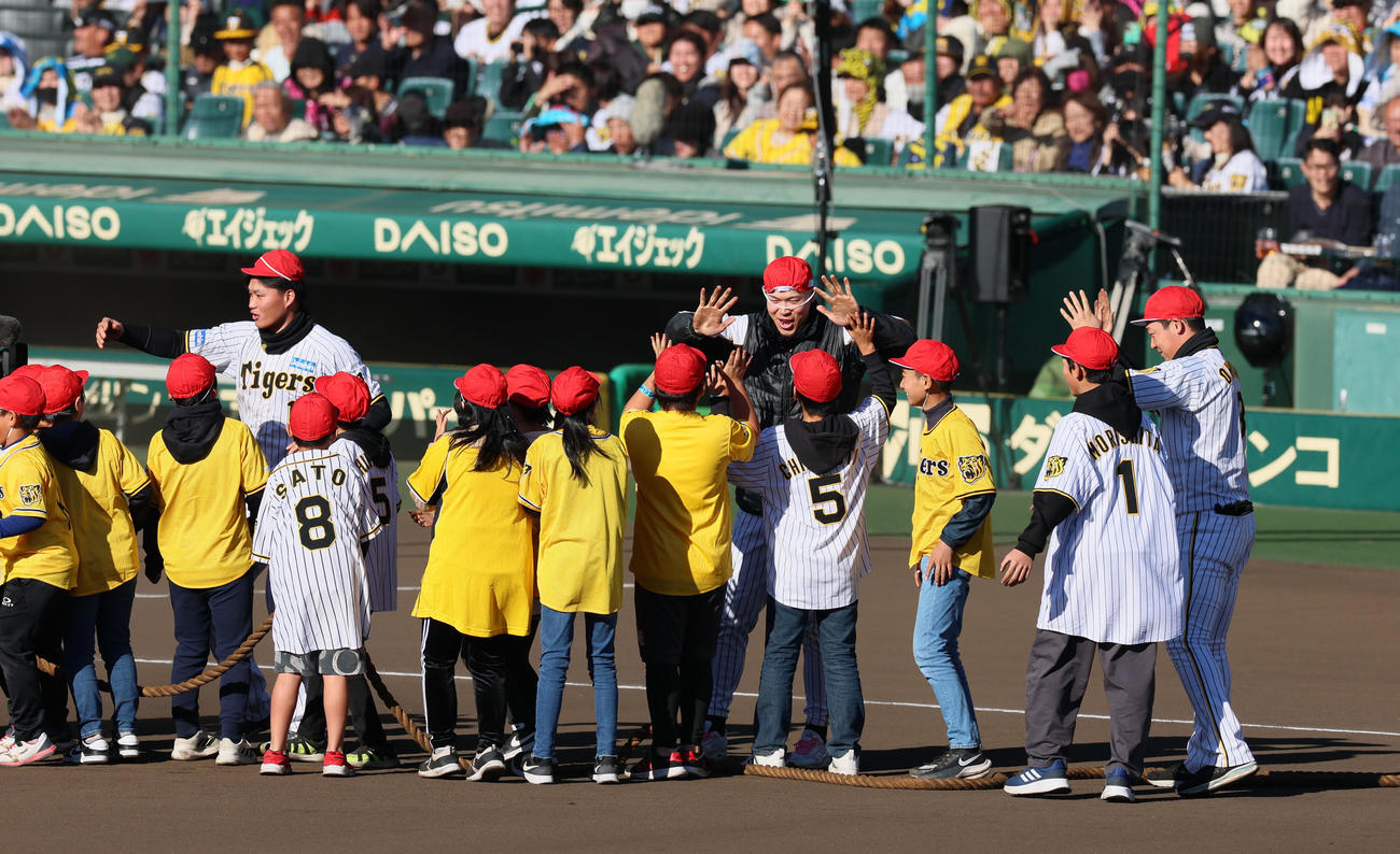 「燃えろ！猛虎大運動会」の綱引きで急遽小学生チームへ移籍し勝利した左から森下、佐藤輝、大山（撮影・加藤哉）