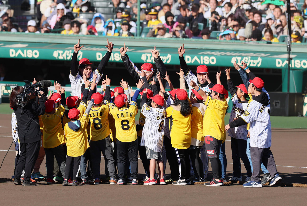 「燃えろ！猛虎大運動会」の綱引きで小学生チームへ鞍替えし勝利に喜ぶ左から森下、佐藤輝、大山（撮影・加藤哉）