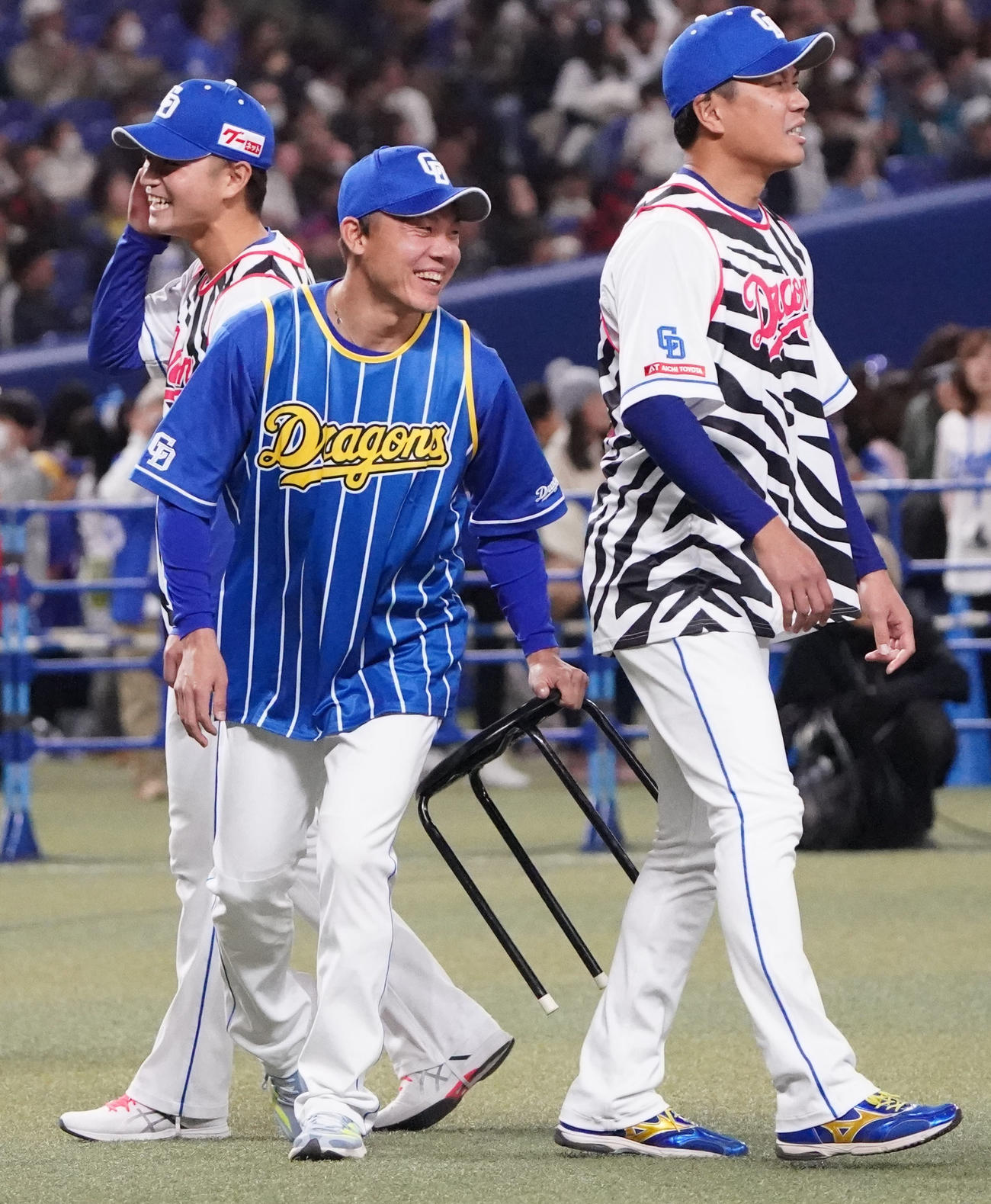 椅子取りゲームで勝利する大島（中央）（撮影・森本幸一）