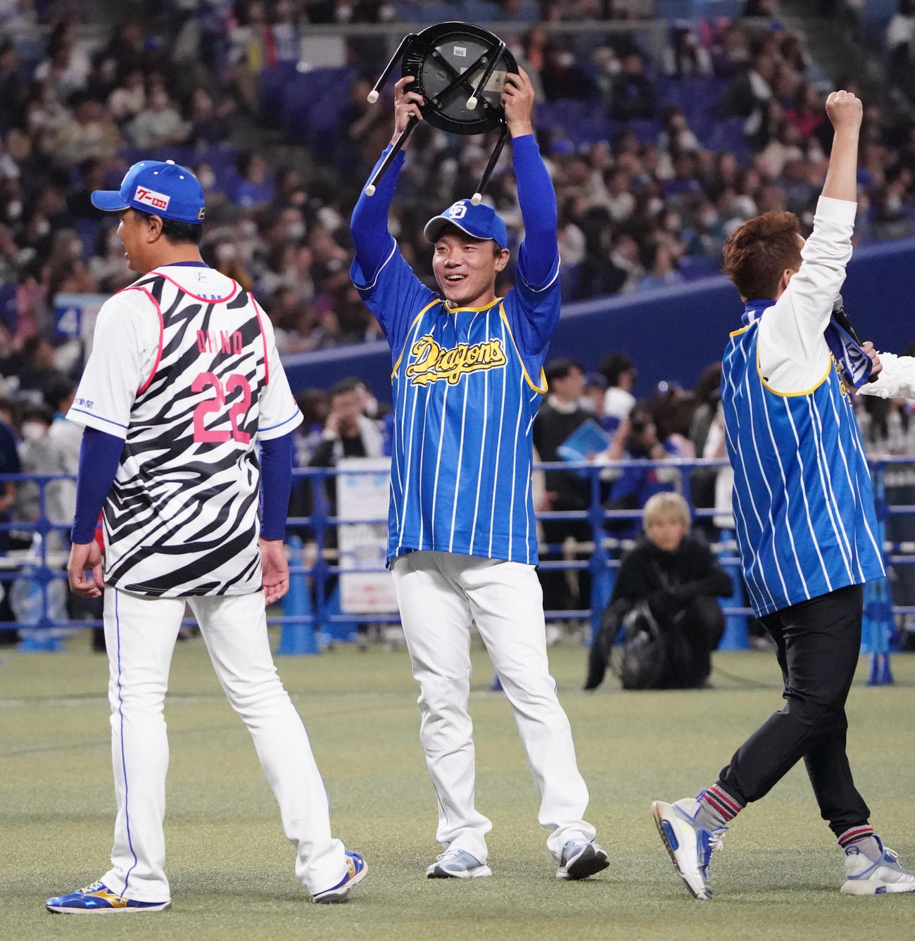 椅子取りゲームで勝利する大島（中央）（撮影・森本幸一）