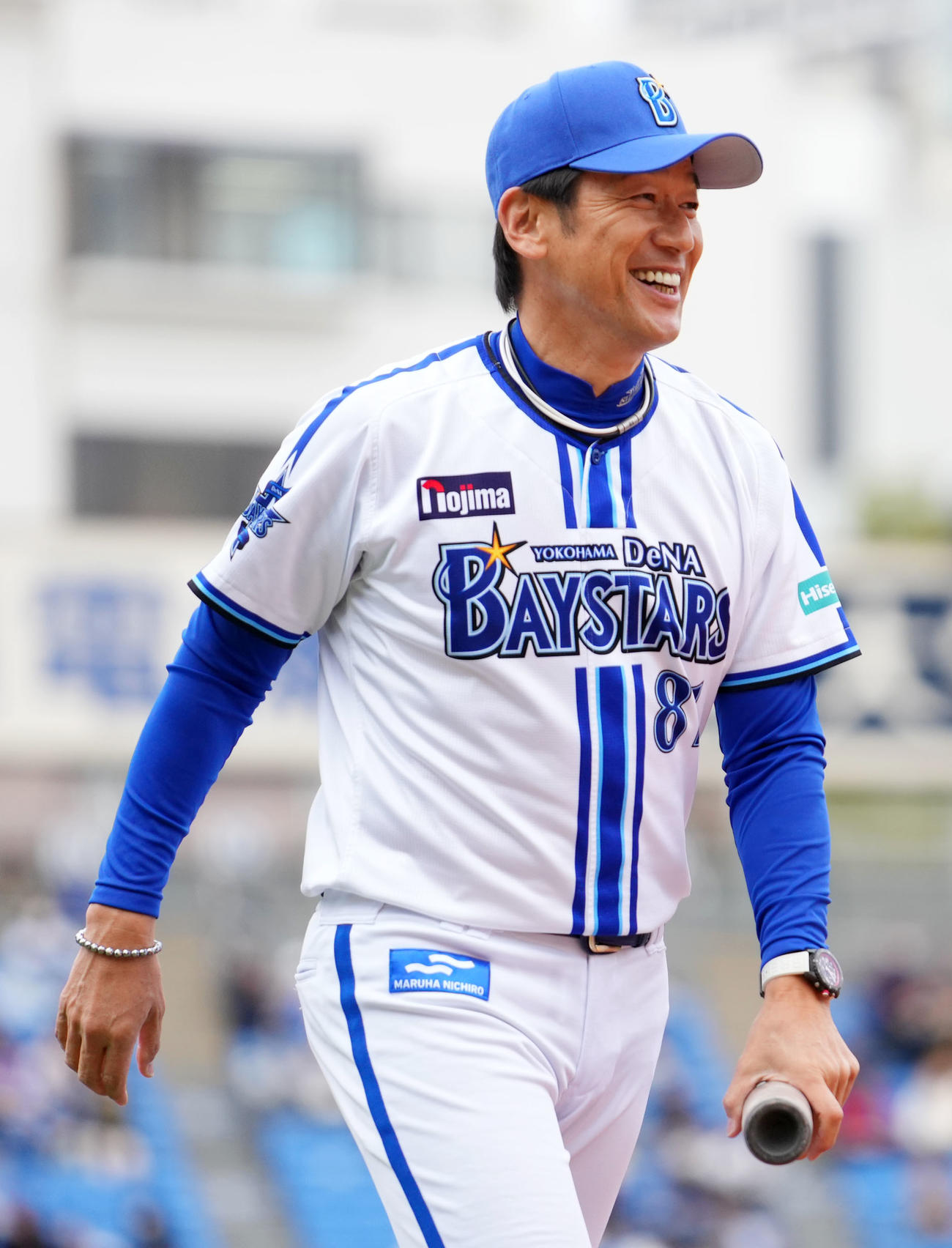 ベイスターズジュニアチームにノックをし笑顔を見せるDeNA三浦監督（撮影・横山健太）