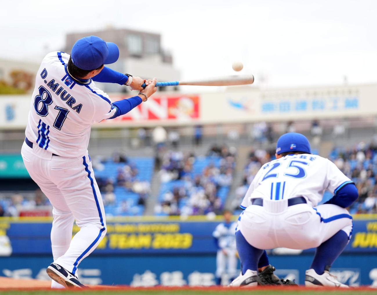 ベイスターズジュニアチームにノックをするDeNA三浦監督（撮影・横山健太）