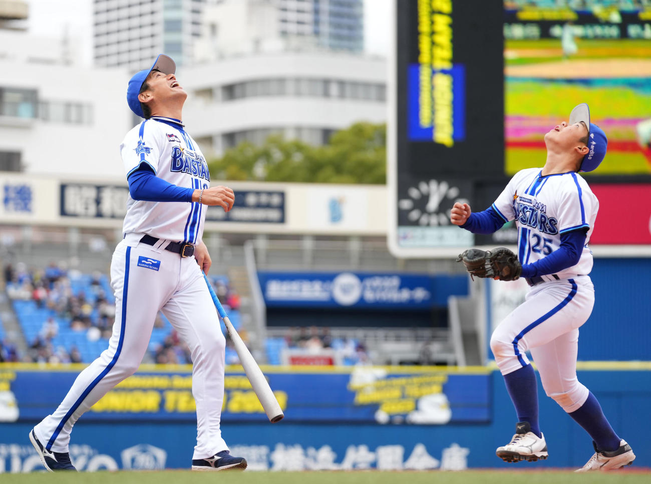 ベイスターズジュニアチームにノックをするDeNA三浦監督（左）（撮影・横山健太）