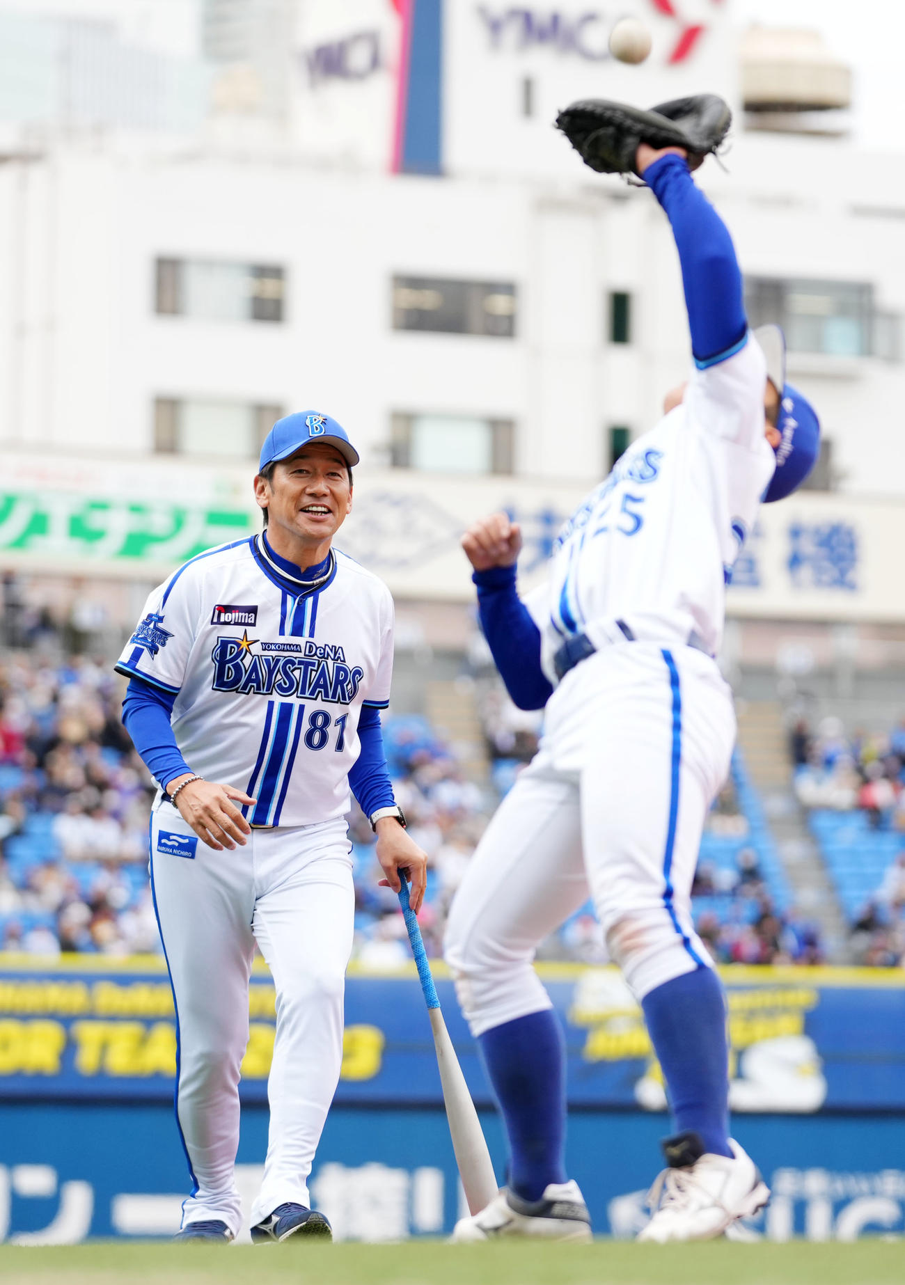ベイスターズジュニアチームにノックをするDeNA三浦監督（左）（撮影・横山健太）