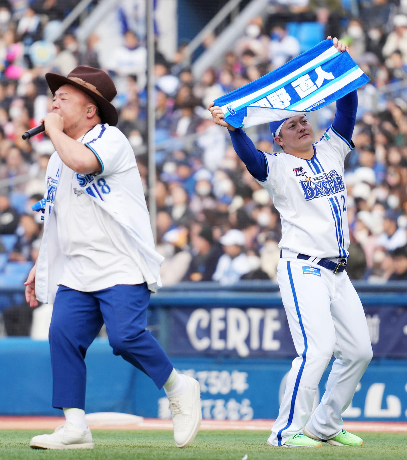 ライブで会場を盛り上げるHIPPY（左）とDeNA牧（撮影・横山健太）