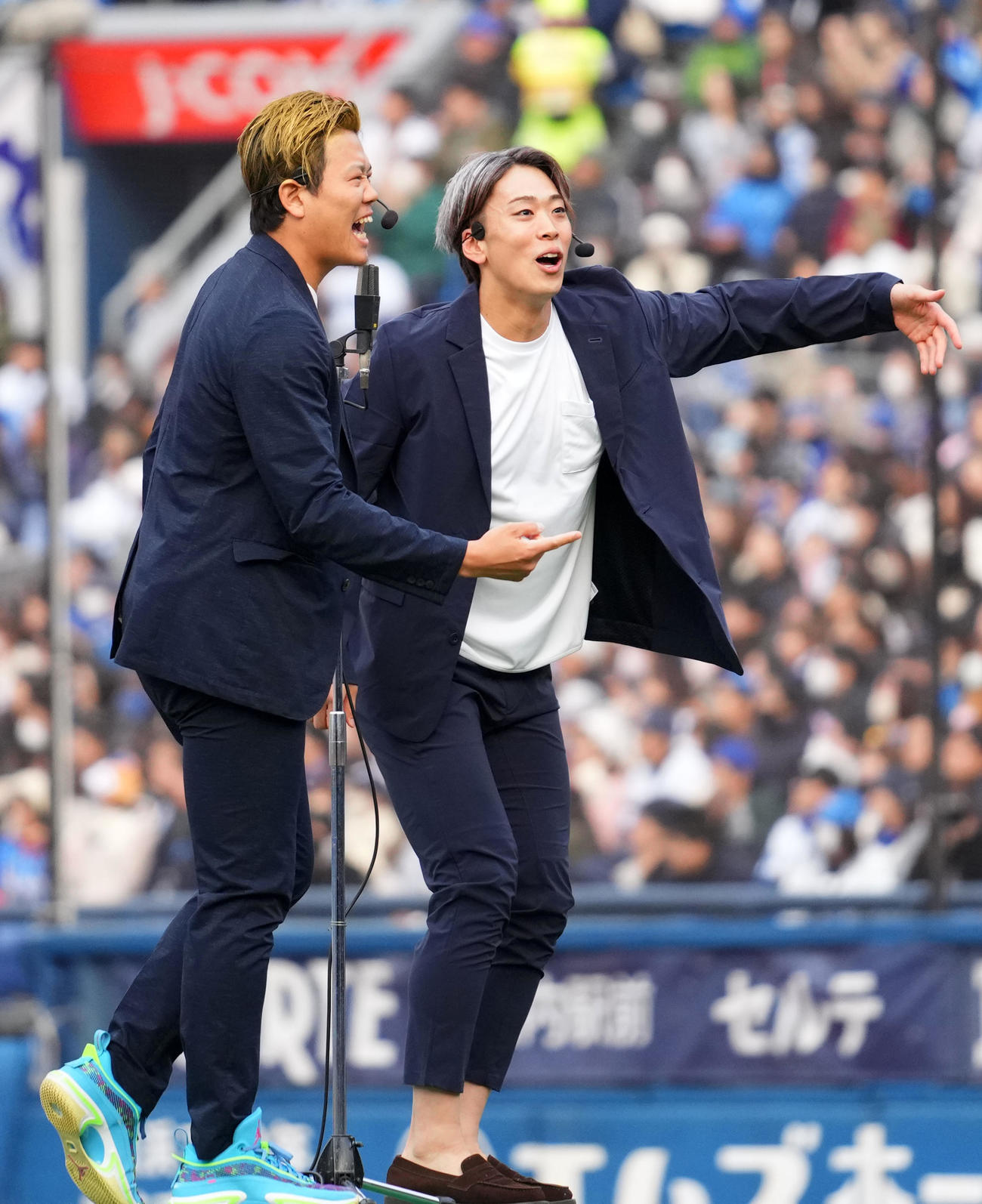漫才を披露するDeNA上茶谷（左）と入江（撮影・横山健太）