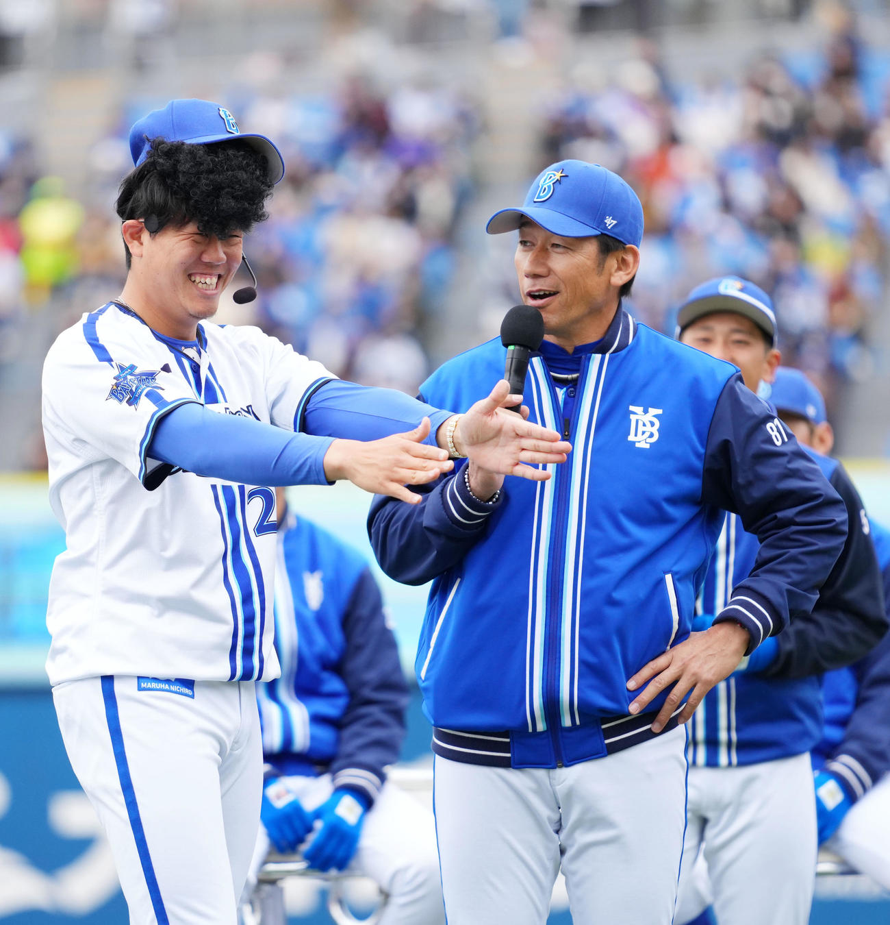 借り物競走で会場を盛り上げるDeNA上茶谷（左）と三浦監督（撮影・横山健太）