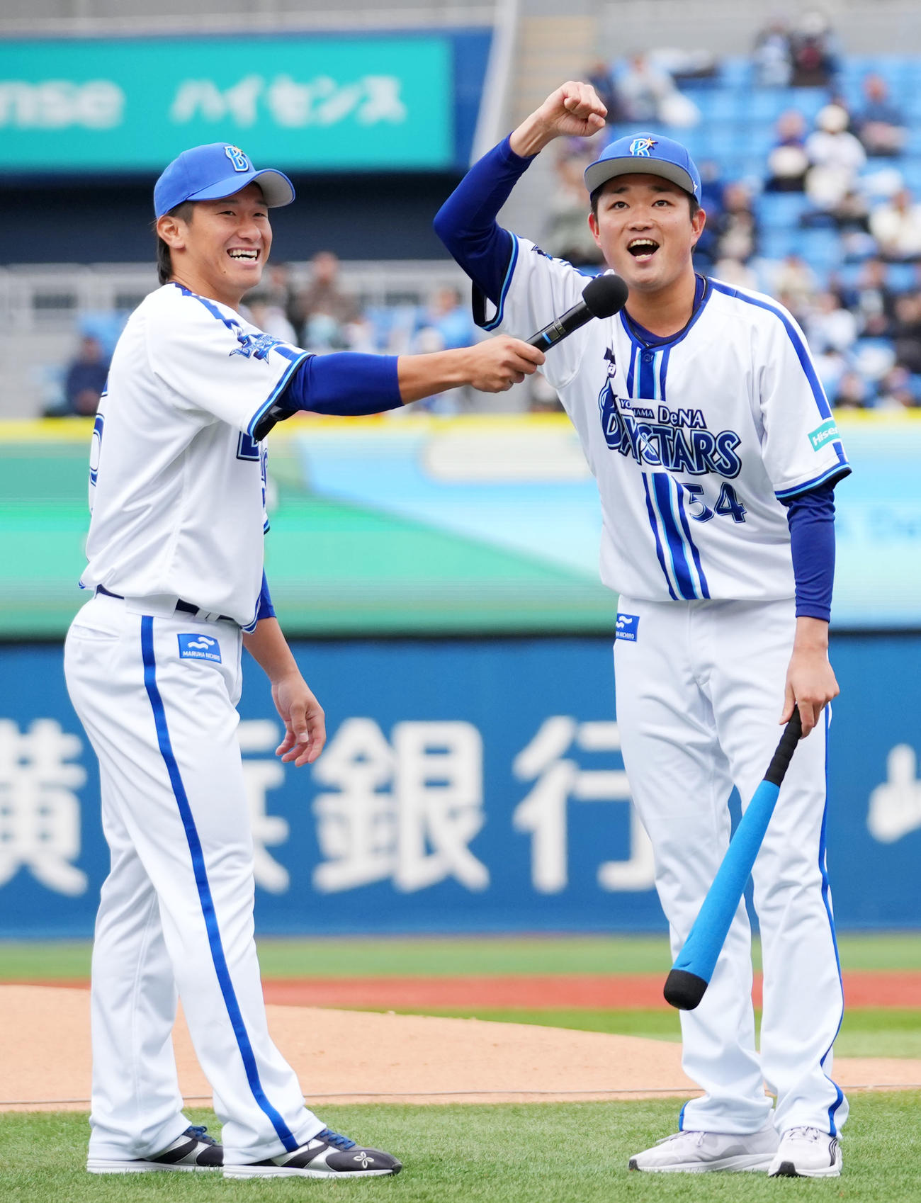 新入団選手紹介でデスターシャを披露するDeNAドラフト位の石田裕（右）（撮影・横山健太）