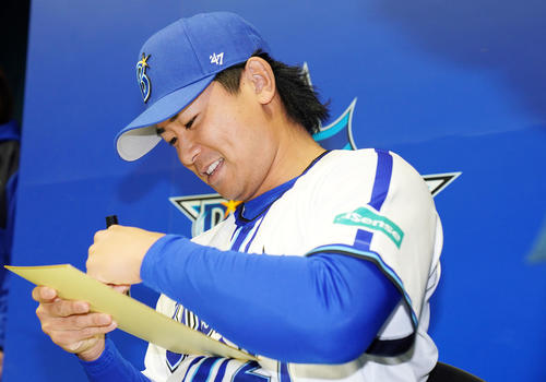 DeNA】今永昇太が野球対決でMVP！「金のリーゼント」贈られ「ヨロシク