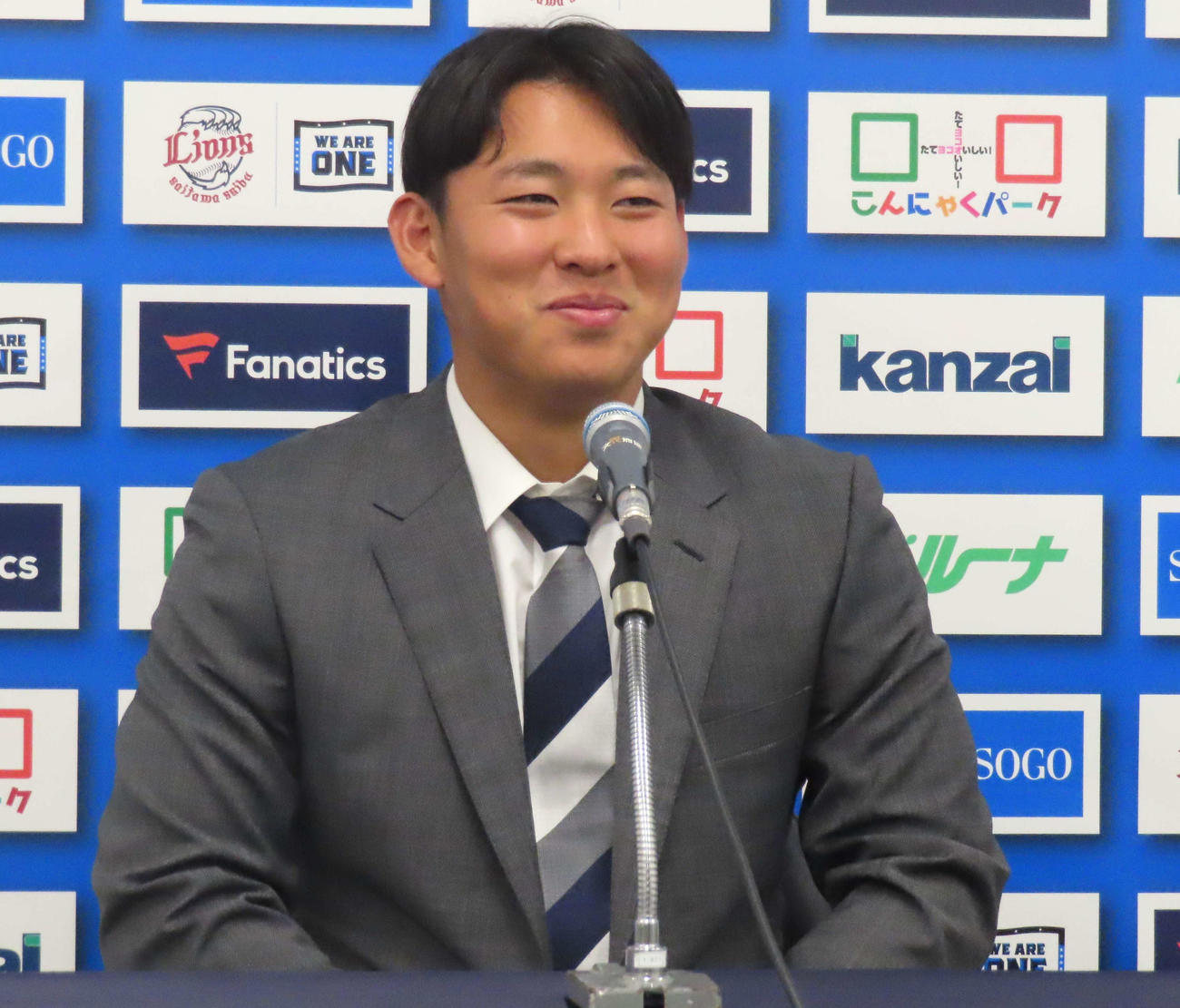 契約更改に臨んだ西武山田（撮影・黒須亮）