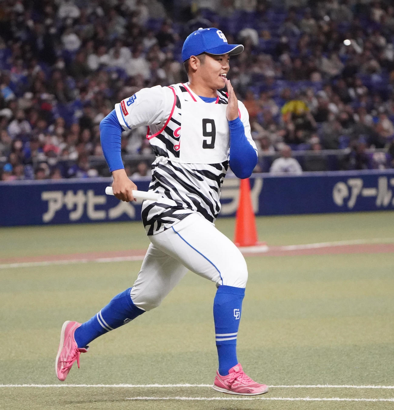 ベースランニングリレーで疾走する根尾（撮影・森本幸一）