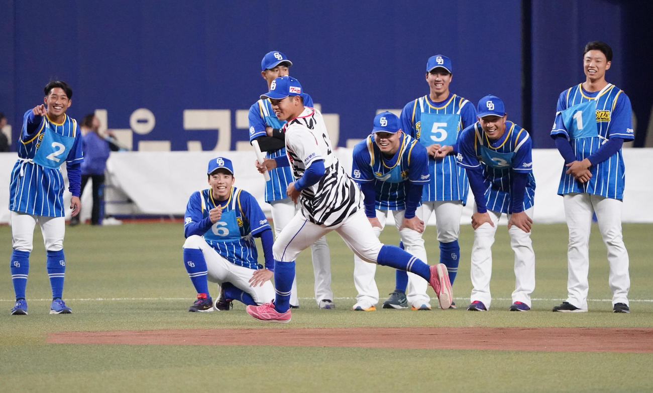 ベースランニングリレーで疾走する根尾（手前・中央）（撮影・森本幸一）