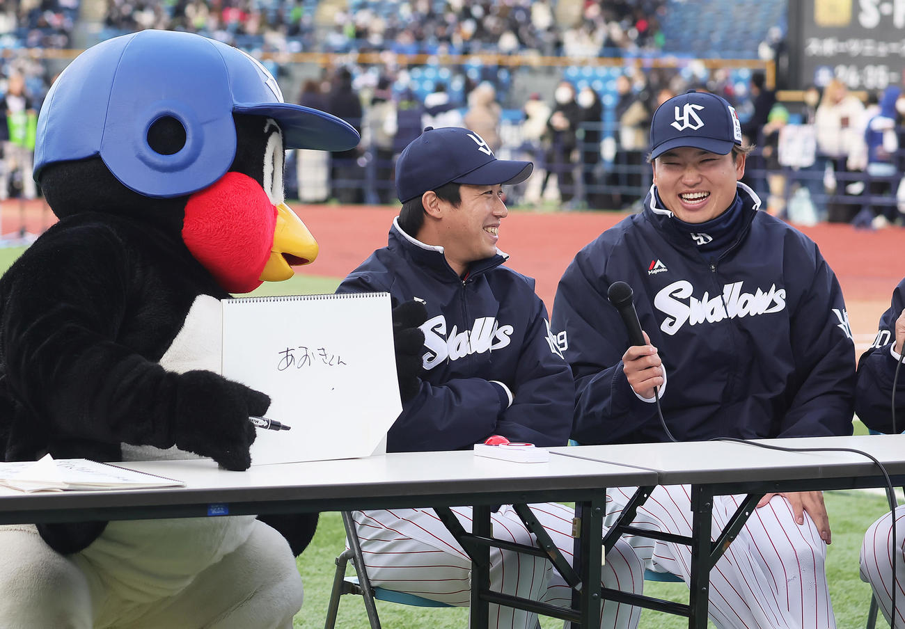つば九郎とのトークに笑顔を見せる山田（中央）と村上（撮影・足立雅史）