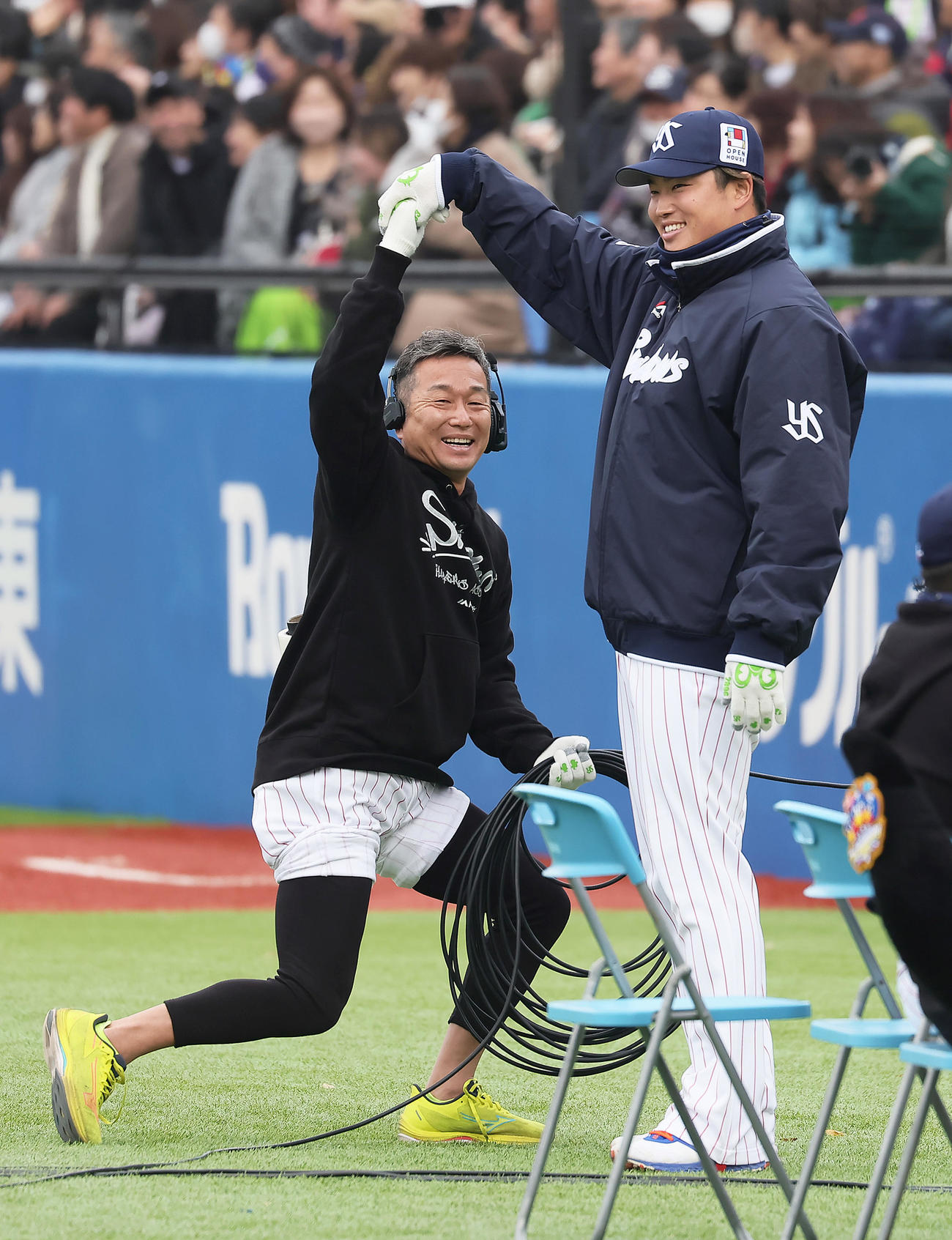 かくれんぼでテレビスタッフに扮（ふん）したヤクルト石川（左）を見つける村上（撮影・足立雅史）