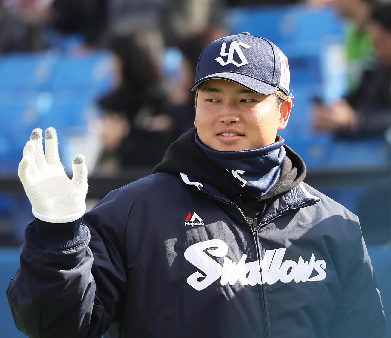 グラウンドに登場し、ファンに笑顔を見せるヤクルト村上（撮影・足立雅史）