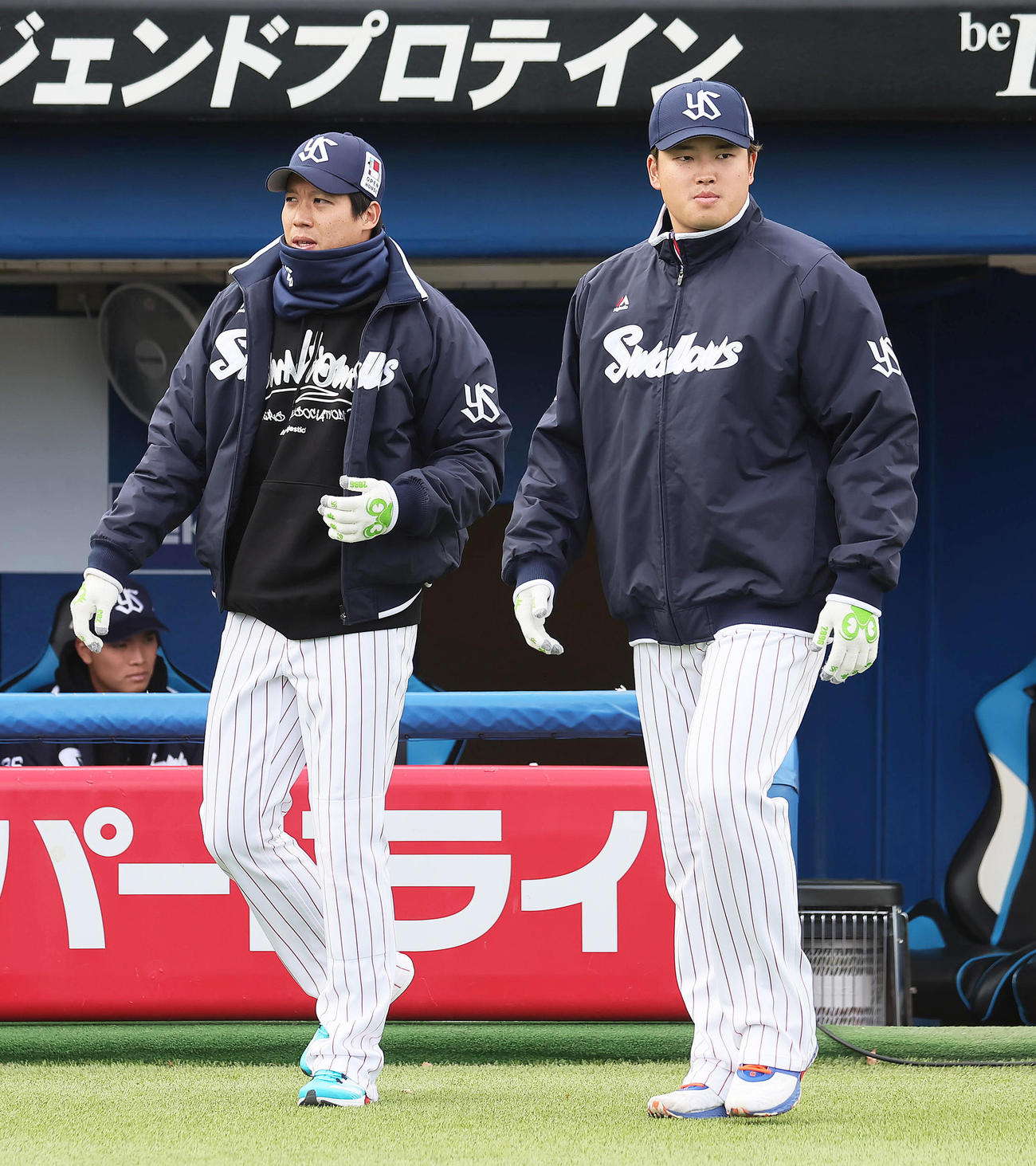 グラウンドに登場したヤクルトの山田（左）と村上（撮影・足立雅史）