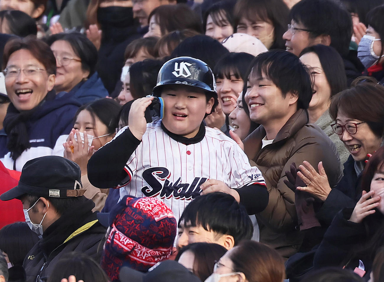 ヤクルト村上にそっくりなファンのこども（撮影・足立雅史）