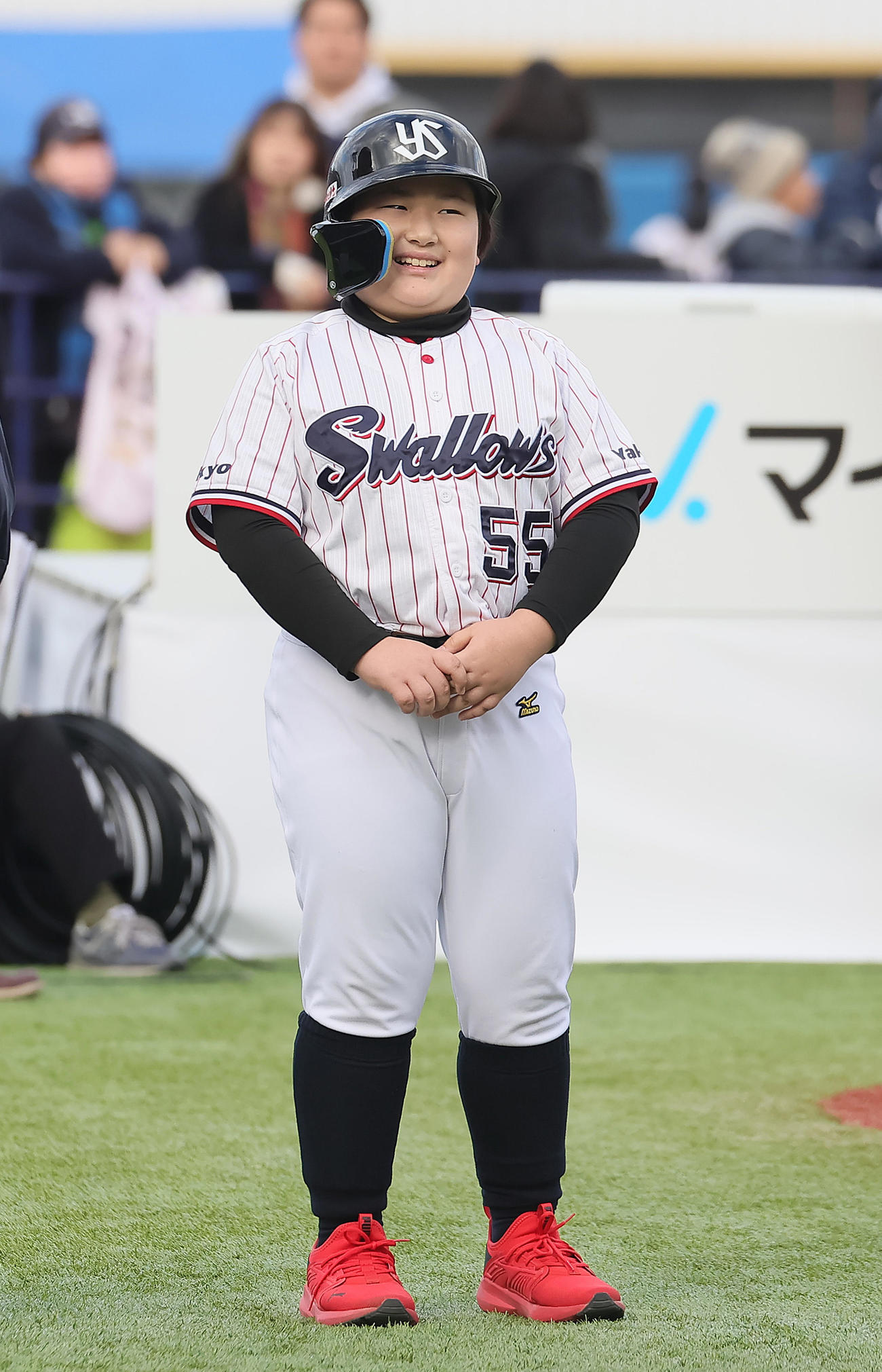 ヤクルト村上にそっくりなファンのこども（撮影・足立雅史）