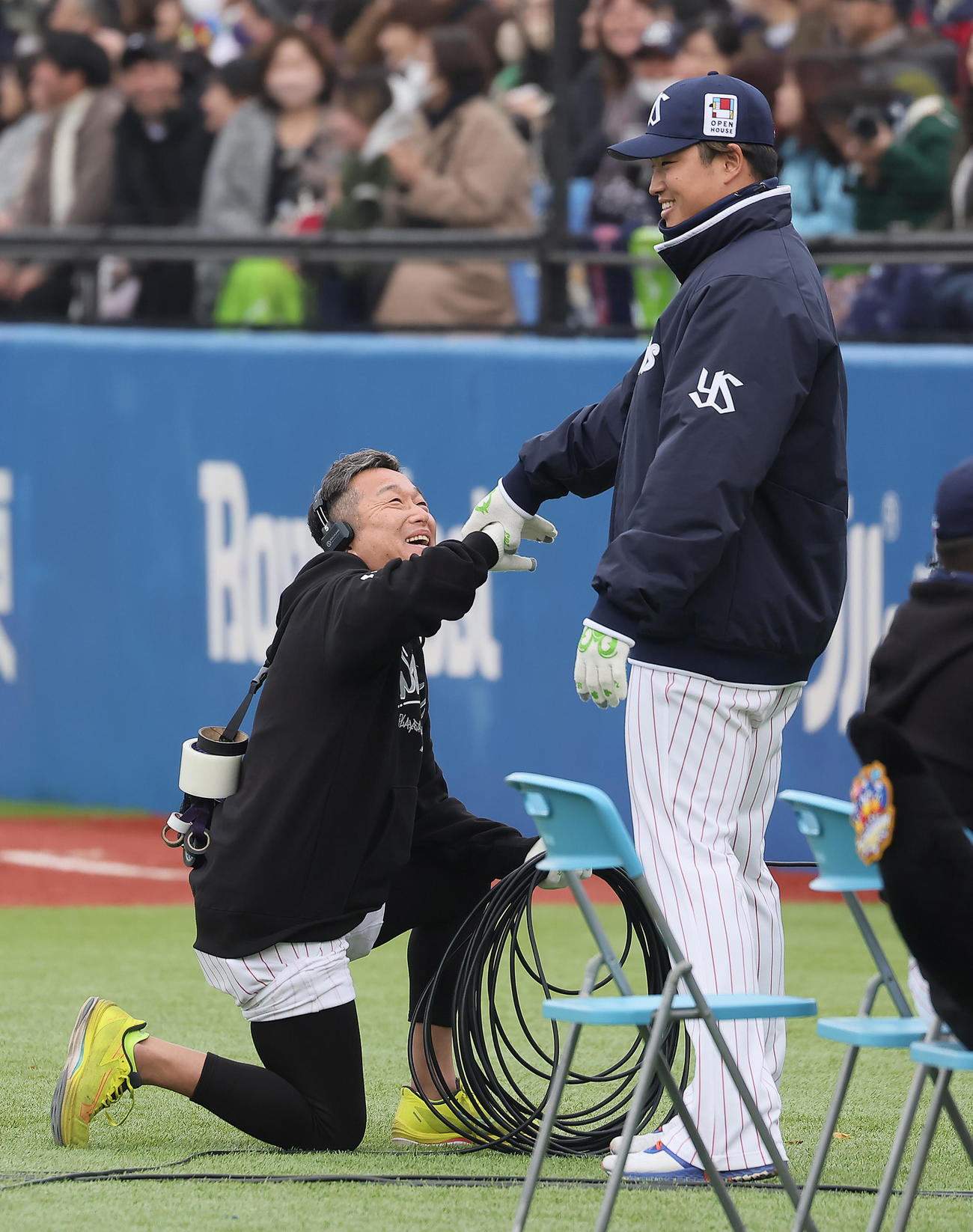 かくれんぼでテレビスタッフに扮（ふん）したヤクルト石川（左）を見つける村上（撮影・足立雅史）
