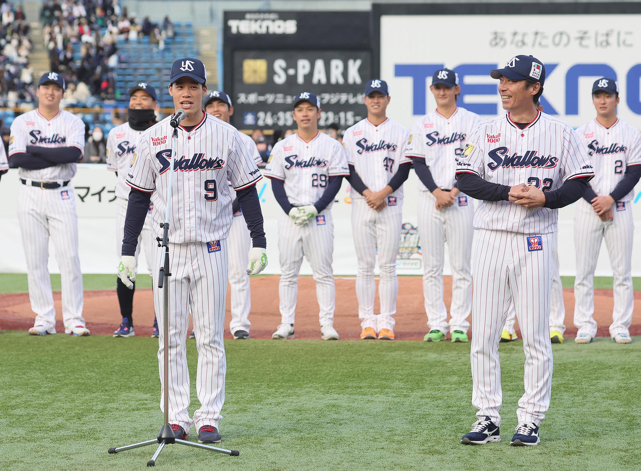 ヤクルト高津監督（右）に指名されあいさつする塩見（撮影・足立雅史）