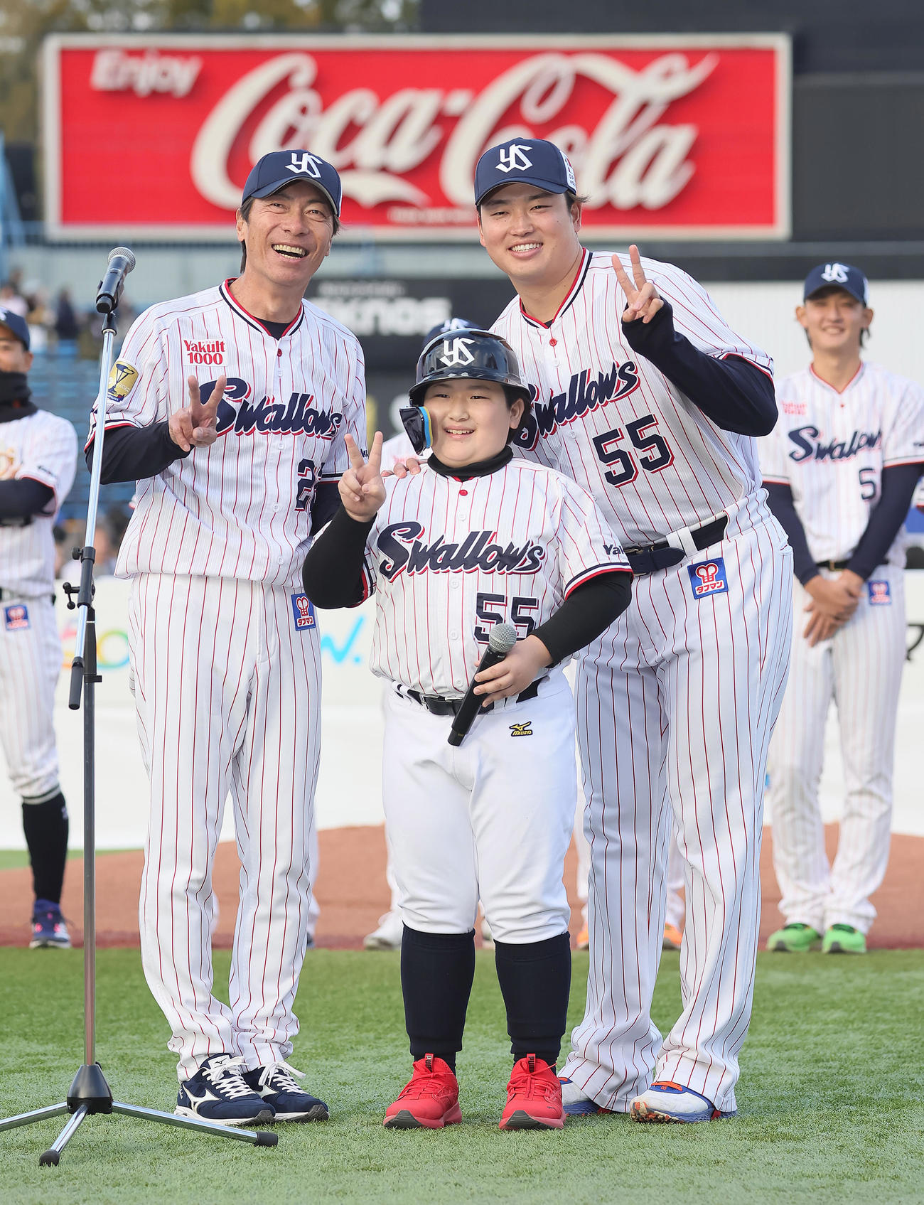 ヤクルト村上（右）にそっくりなファンと笑顔で記念撮影する高津監督（撮影・足立雅史）