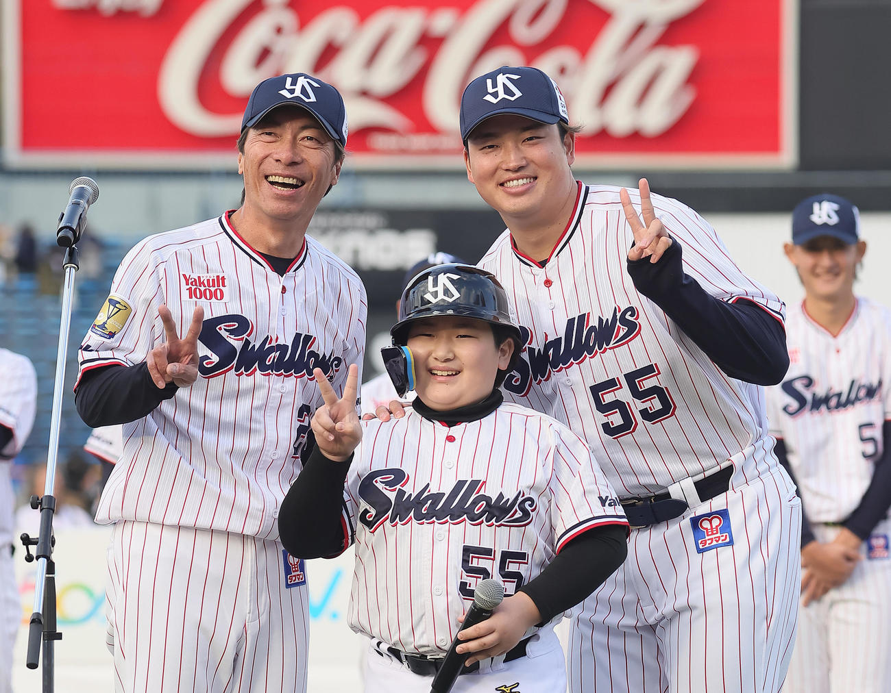 ヤクルト村上（右）にそっくりなファンと笑顔で記念撮影する高津監督（撮影・足立雅史）